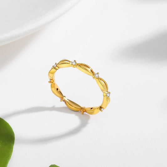 Anel de ouro 18K feminino com design elegante e pedras brilhantes para uso diário