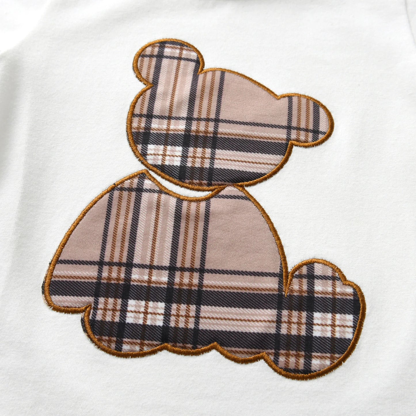 conjunto camiseta manga curta e bermuda menino KUKITTY com aplique ursinho xadrez bege em camiseta branca