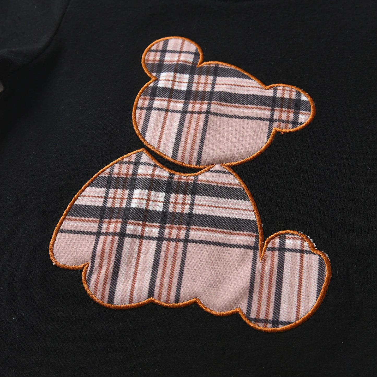 KUKITTY conjunto camiseta manga curta e bermuda menino com aplique de urso xadrez em tecido sobre fundo preto