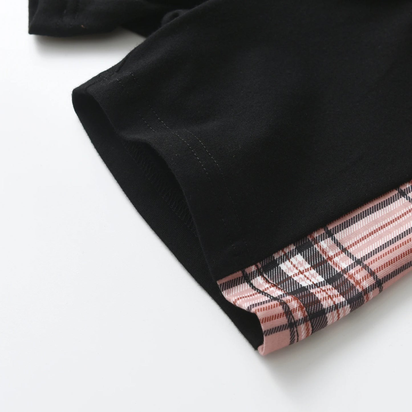 KUKITTY conjunto camiseta manga curta e bermuda menino preto com detalhe xadrez rosa na barra da camiseta close