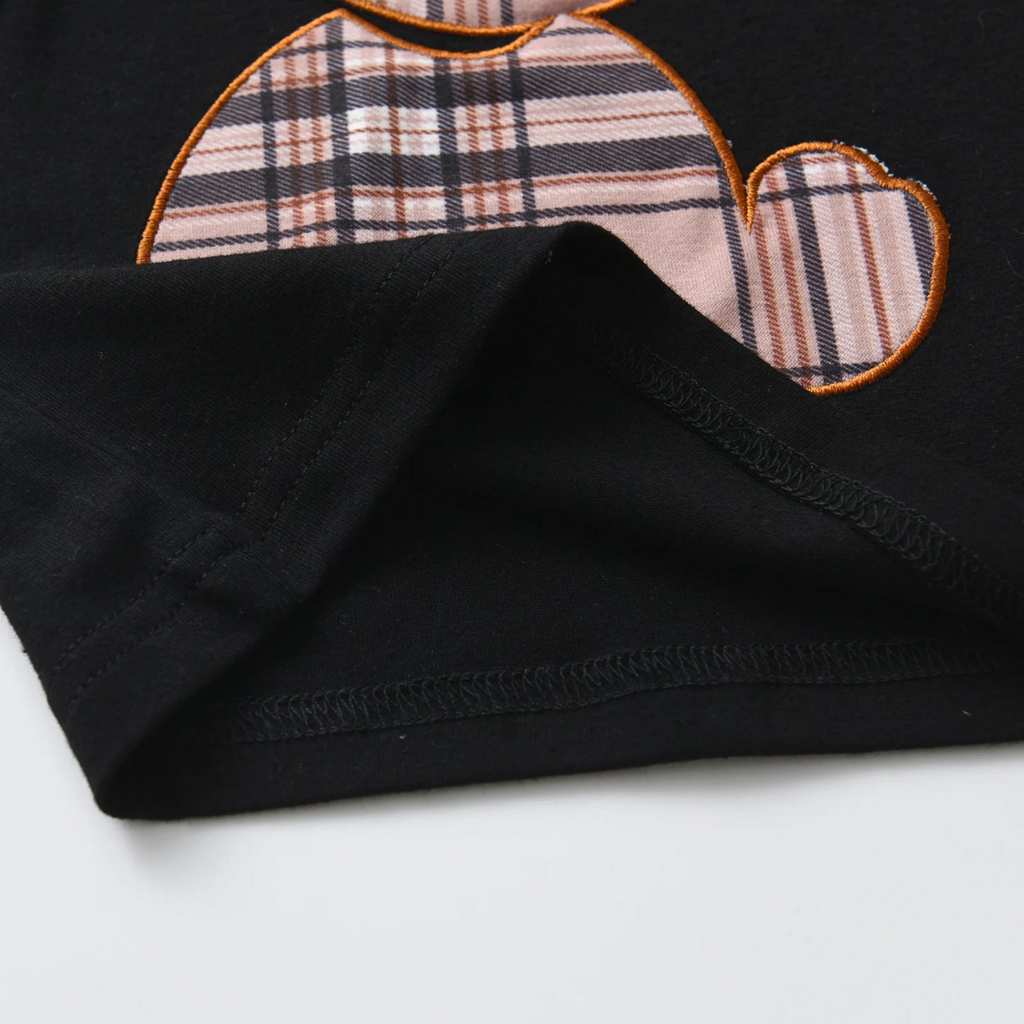 conjunto camiseta manga curta e bermuda menino KUKITTY em algodão preto com aplique xadrez e barra costurada