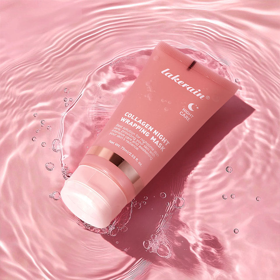Creme noturno para pele facial com colágeno em embalagem rosa sobre superfície com água