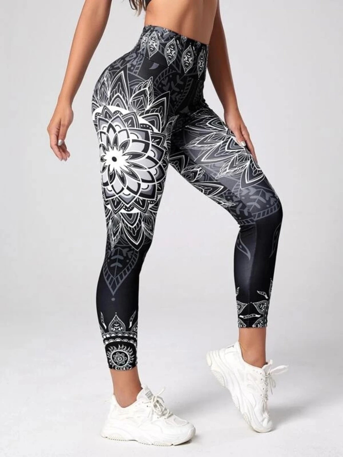 Calça feminina legging cintura alta levantamento bumbum com estampa em preto e branco e modelagem ajustada