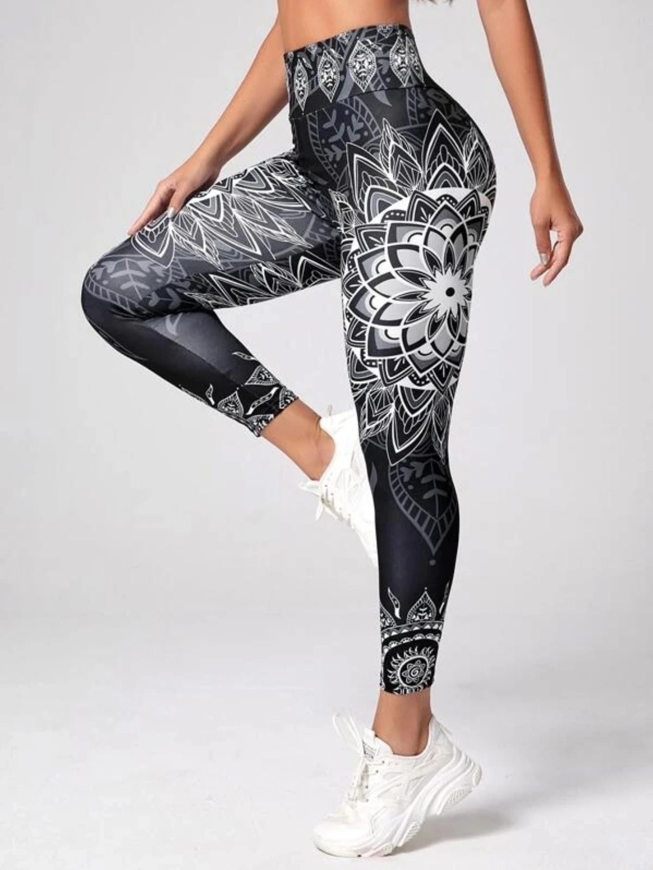 Legging cintura alta levantamento bumbum com estampa mandala em preto e branco para treinos confortáveis