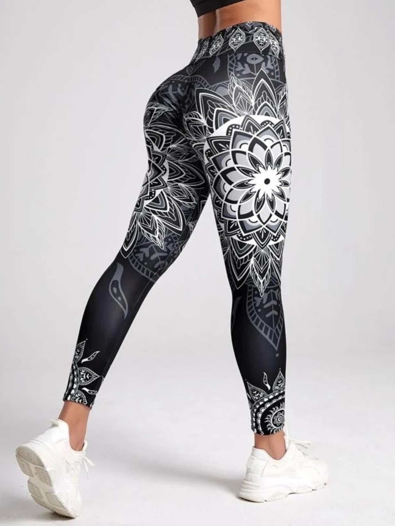 Legging cintura alta levantamento bumbum com estampa mandala em preto e branco, ideal para treinos