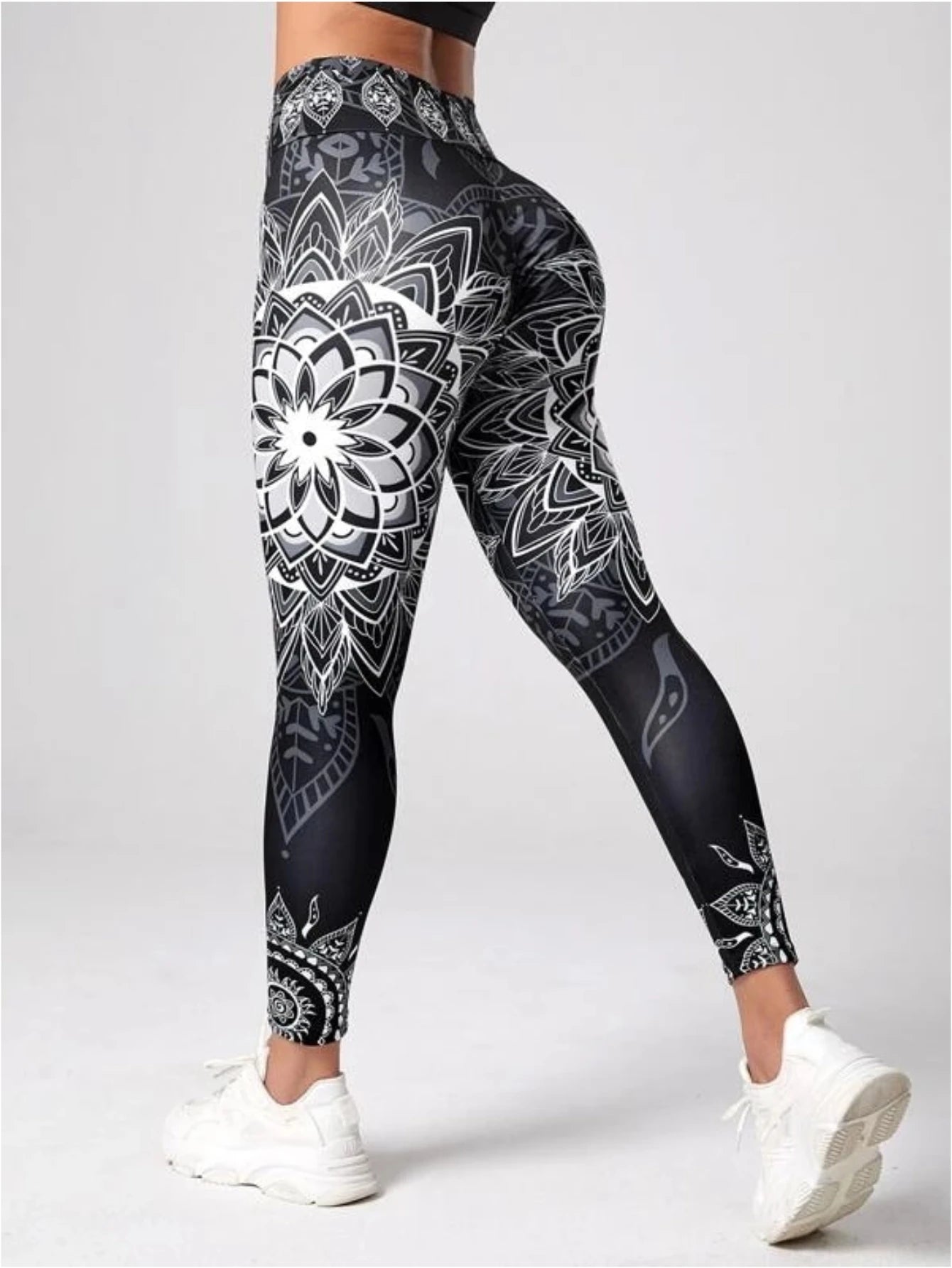 Legging cintura alta levantamento bumbum com estampa mandala em preto e branco para treino e conforto.