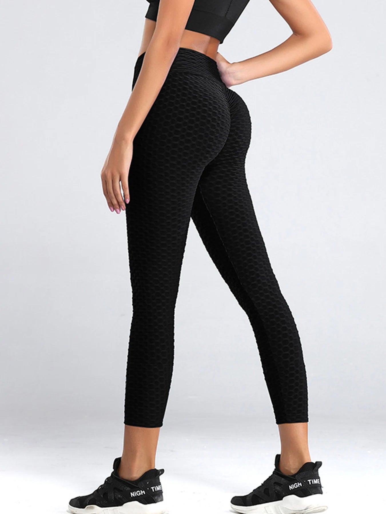Calça feminina legging push up treino preta em tecido respirável e confortável para exercícios