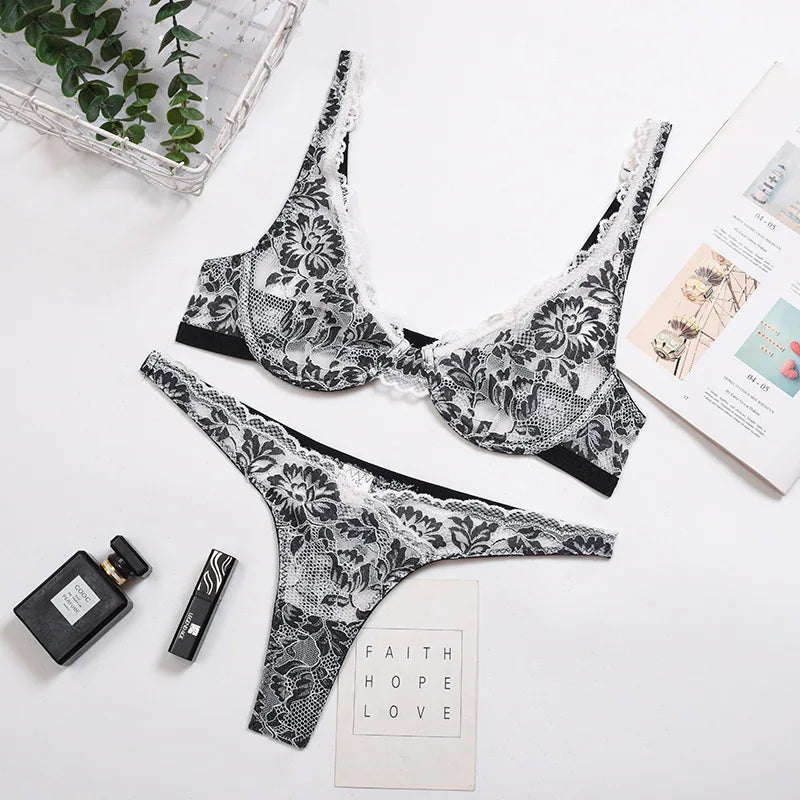 Conjunto de lingerie feminina bordada em preto e branco com detalhes rendados elegantes