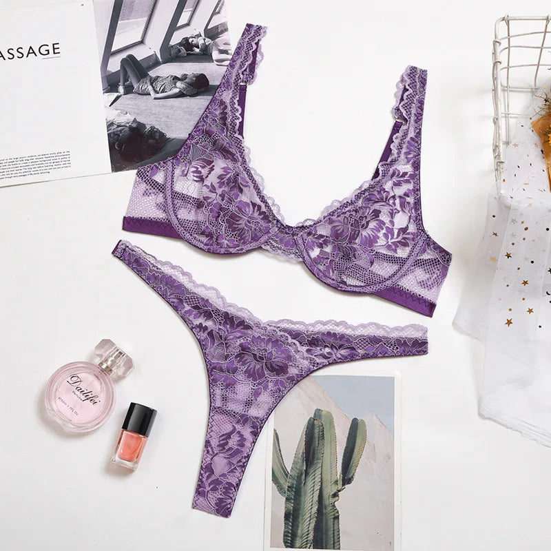 Conjunto de lingerie feminina bordada em roxo com detalhes em renda e tecido sofisticado