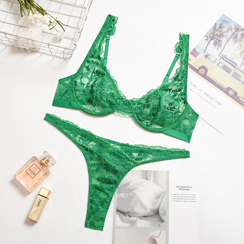 Conjunto de lingerie feminina bordada em verde com detalhes de renda e ajuste confortável