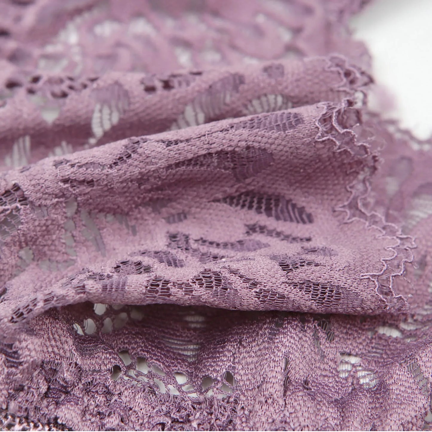 Detalhe de lingerie feminina renda em tom de roxo com textura delicada e acabamento elegante
