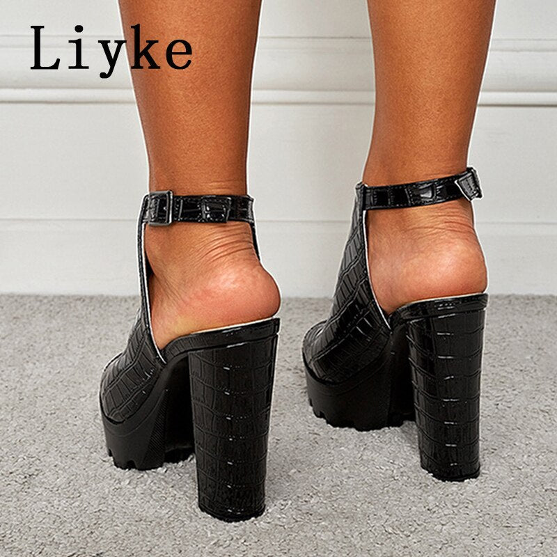 Sandálias femininas LIYKE em preto com salto grosso, perfeitas para sapatos verão preto feminino.