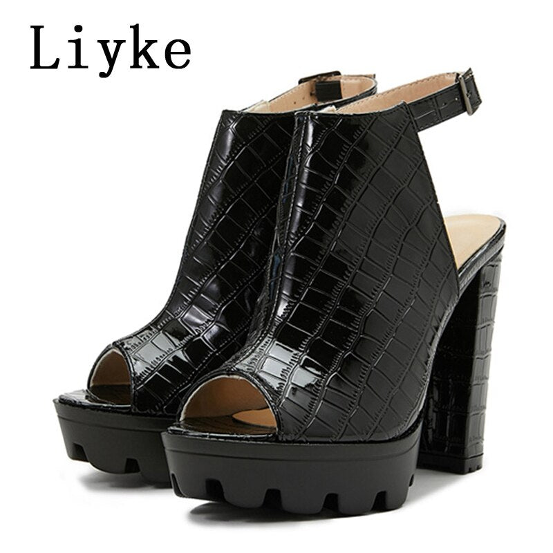 Sandálias feminina LIYKE em preto brilhante com salto alto e design moderno, ideais como sapatos verão preto feminino.
