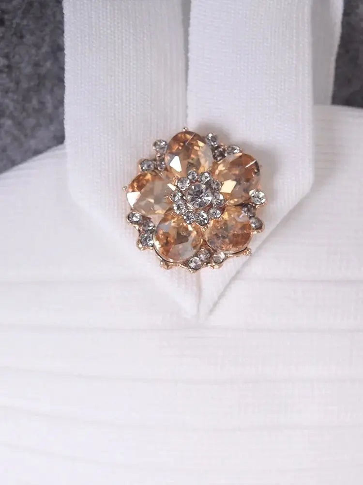 Detalhe de flor em strass no vestido de noite feminino luxo da BEAUKEY para eventos especiais
