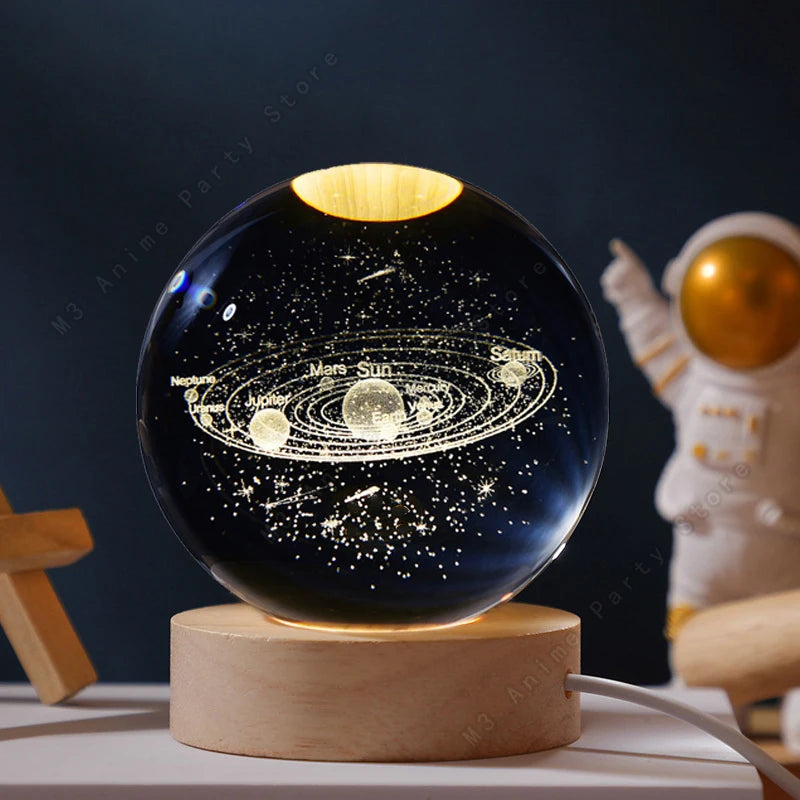 Lâmpada LED bola de cristal decorativa brilhante 5cm com sistema solar gravado em globo sobre base de madeira