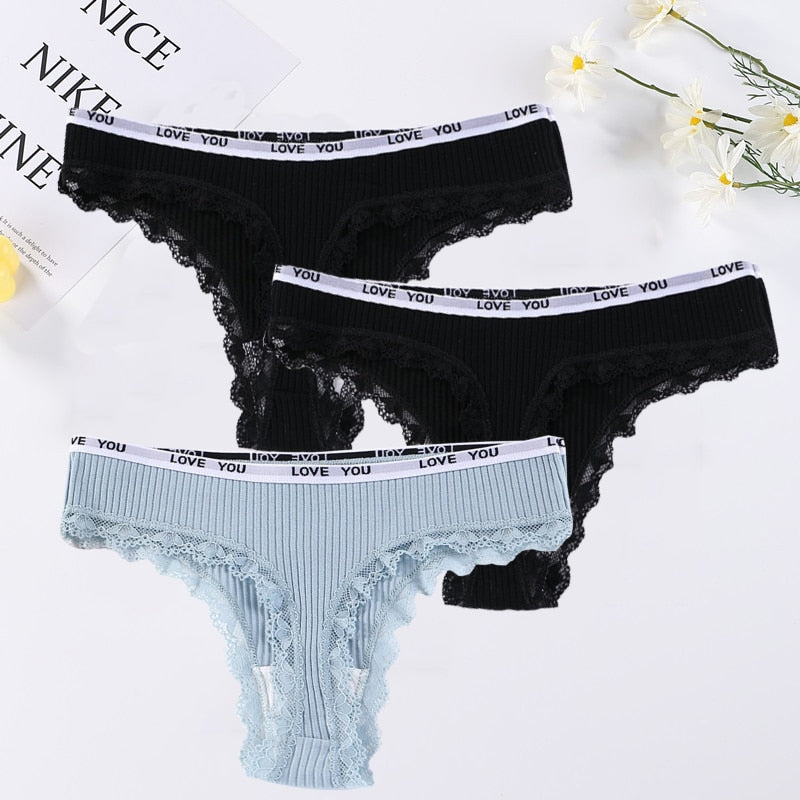 Conjunto de tangas femininas em renda cintura baixa em três cores com detalhes em renda