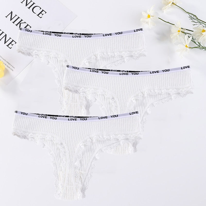 Conjunto de 3 tangas femininas em branco com detalhes em renda e cintura baixa, estilo calcinha renda cintura baixa
