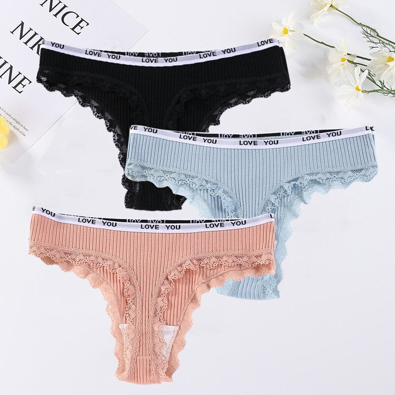 Conjunto de tanga feminina em três cores com calcinha renda cintura baixa e detalhes em renda