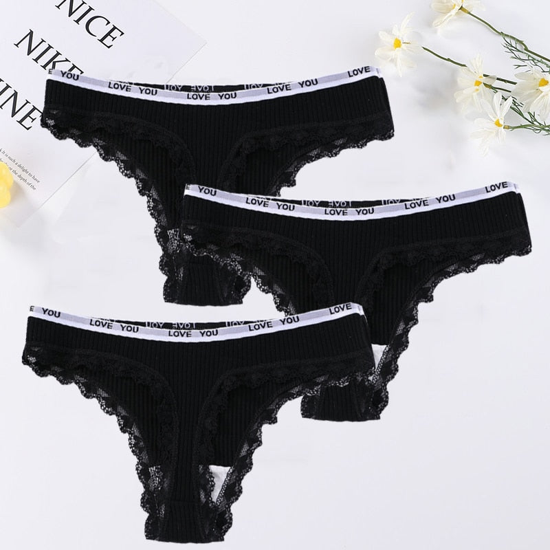 Conjunto de 3 tangas pretas em renda cintura baixa com detalhe em faixa escrita LOVE YOU