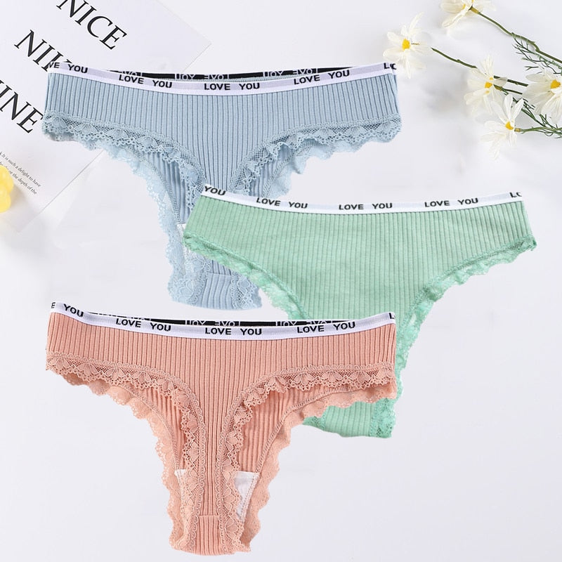 Conjunto de tangas femininas em cores pastel com calcinha renda cintura baixa e detalhes de flores