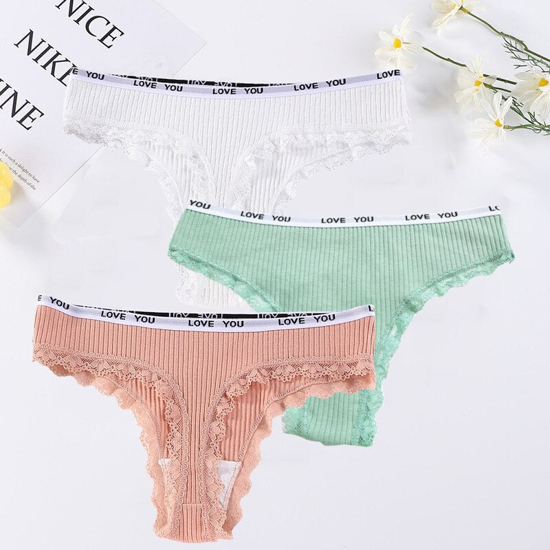 Conjunto de tangas femininas em cores pastel com calcinha renda cintura baixa e detalhes em renda