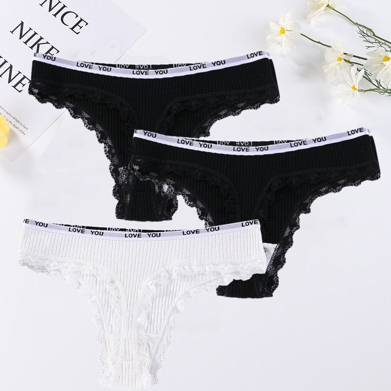 Conjunto de 3 tangas femininas em renda cintura baixa nas cores preto e branco com detalhes de amor