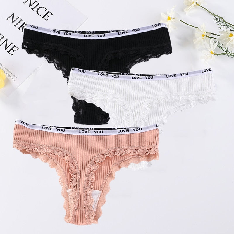 Conjunto de tanga feminina em três cores com detalhe em renda e cós baixo, calcinha renda cintura baixa.