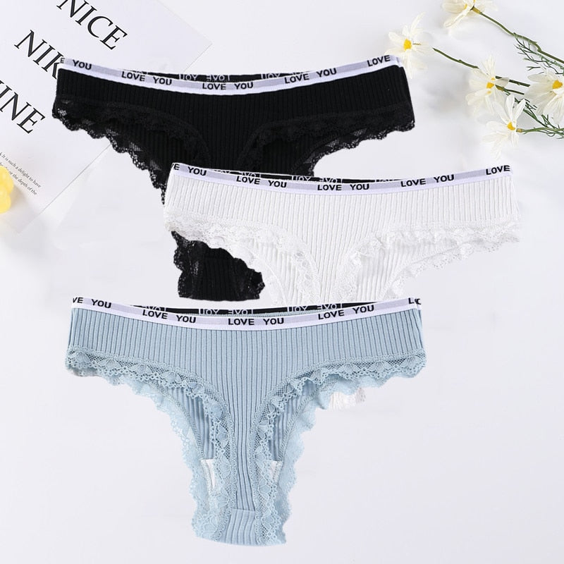 Conjunto de calcinhas em renda cintura baixa nas cores preto, branco e azul, com detalhe em bordado Love