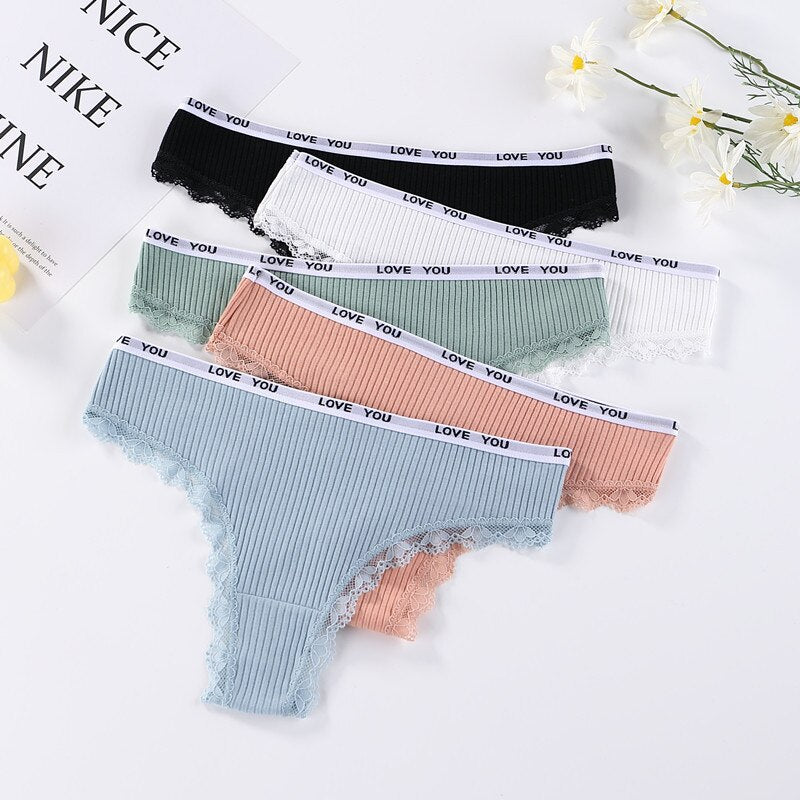 Conjunto de tangas femininas em várias cores, com detalhe em renda e cintura baixa, ideal para conforto diário.
