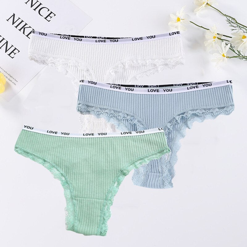 Conjunto de três tangas femininas com detalhes em renda, incluindo a calcinha renda cintura baixa em diferentes cores