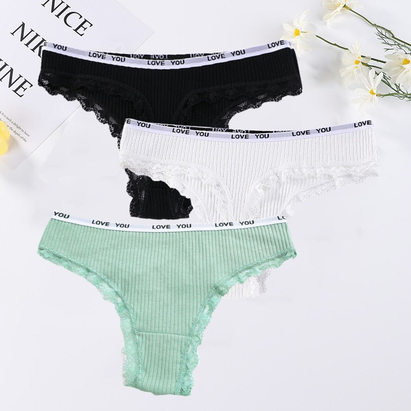 Conjunto de três tangas femininas em renda, cintura baixa, incluindo cores preto, branco e verde da O Badalo do sino