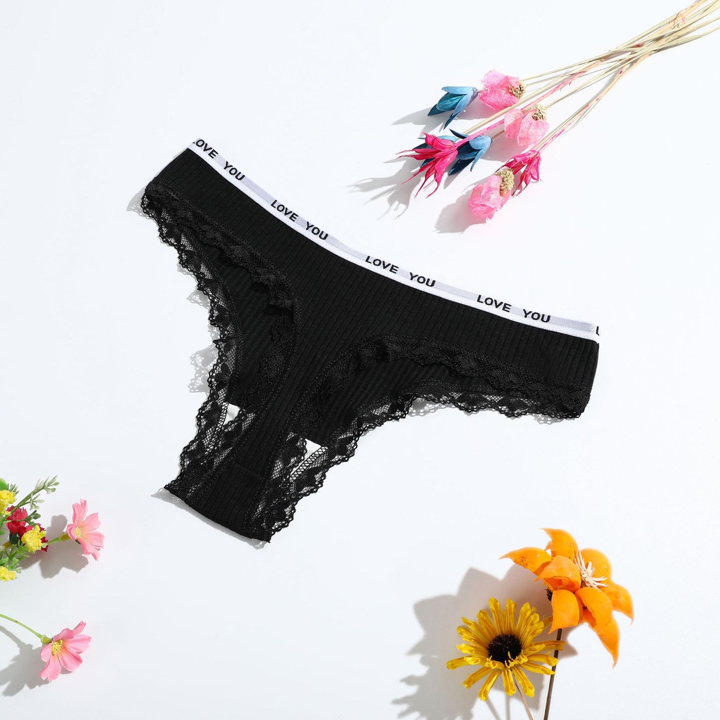 Calcinha renda cintura baixa preta com detalhes em renda e estampa LOVE YOU