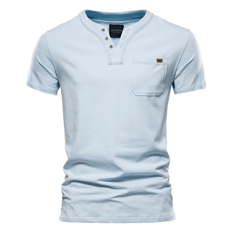 Camiseta casual masculina AIOPESON em azul claro com bolso frontal e detalhes de botão