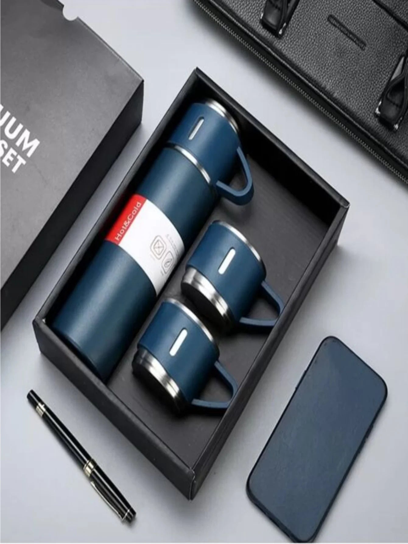 Conjunto de garrafa térmica 500ml da SKYTUR com duas xícaras, ideal para bebidas quentes e frias