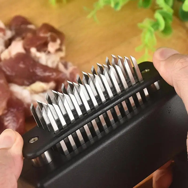 Martelo de agulha para carne com pontas afiadas, ideal para amaciar cortes de carne antes do preparo