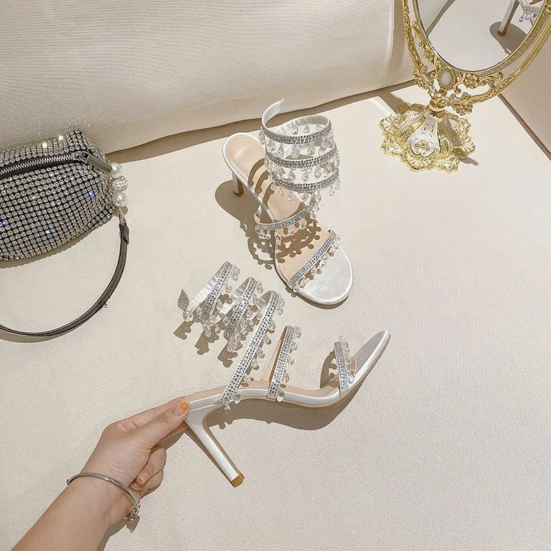 Sandálias femininas brancas da MAYLOTUS com strass, perfeitas como sapatos de casamento stiletto
