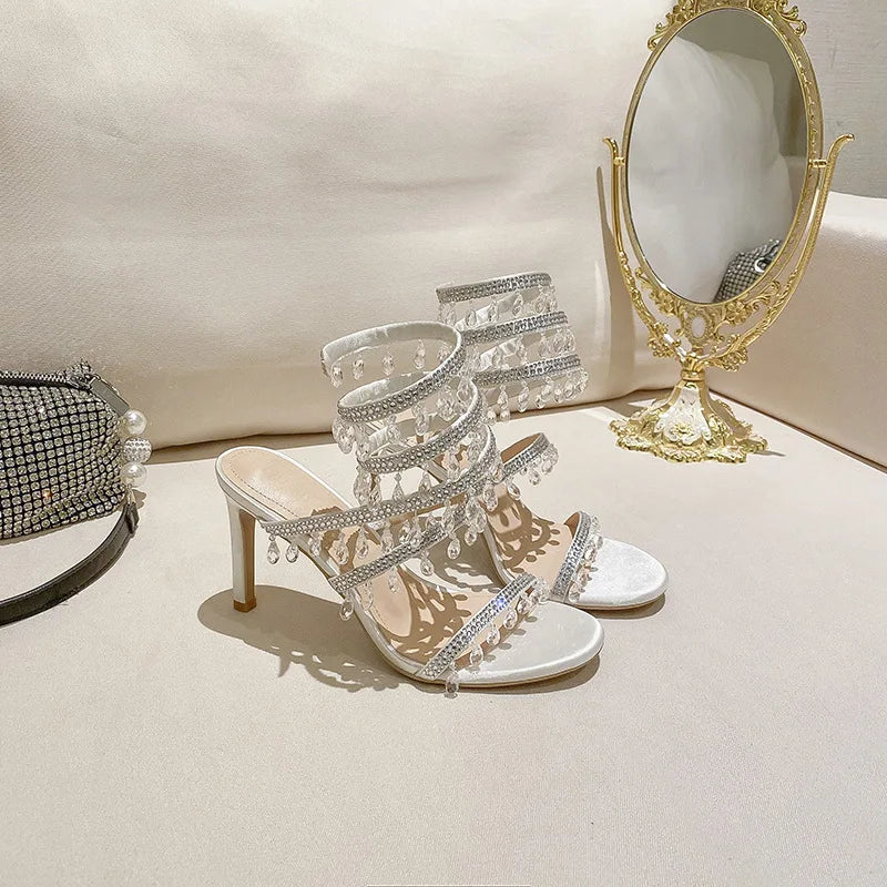 Sandálias femininas MAYLOTUS em prata com detalhes em pérolas, ideais como sapatos de casamento stiletto