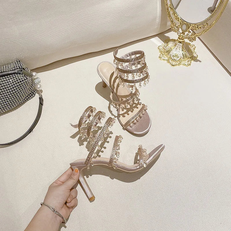 Sandálias femininas MAYLOTUS em tom nude com detalhes brilhantes perfeitas como sapatos de casamento stiletto