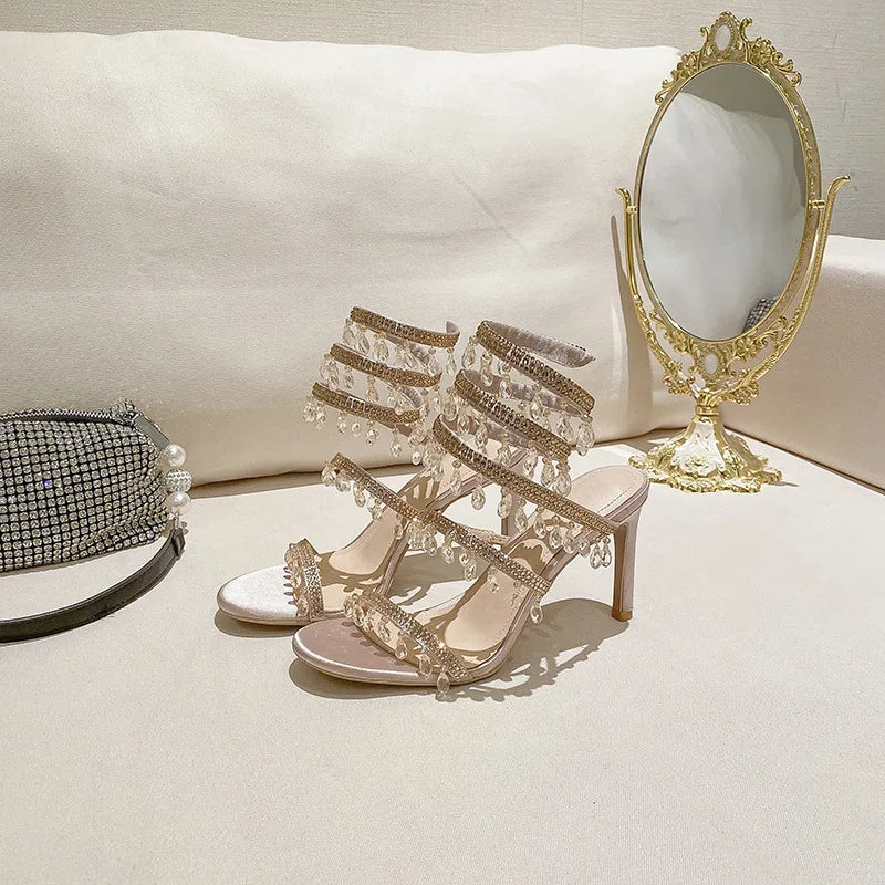 Sandálias femininas MAYLOTUS com design elegante, ideais como sapatos de casamento stiletto com detalhes em strass