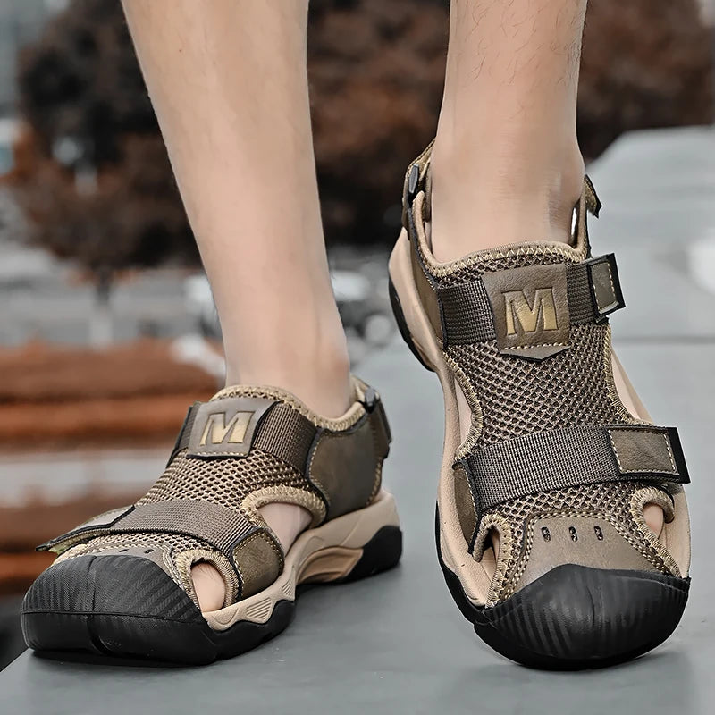 Sandália masculina MILLIQ em tom caqui, confortável e estilosa, ideal como sapato antiderrapante para homens