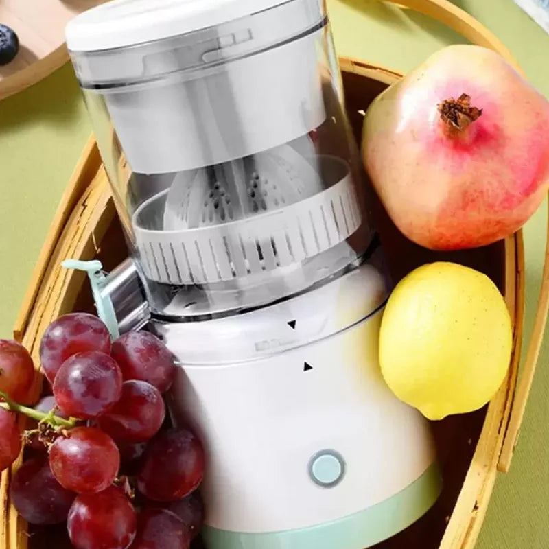 Mini espremedor de suco em uma cesta com frutas frescas como uvas, limão e maçã