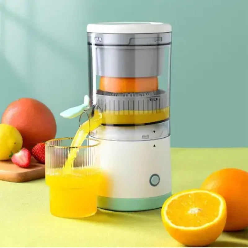 Mini espremedor de suco compacto em design moderno com jarra de suco e frutas frescas ao lado