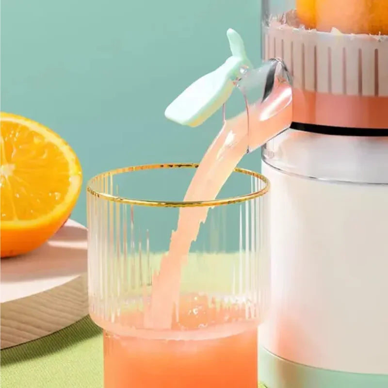 Mini espremedor de suco em uso, espremendo laranjas frescas para um copo, ideal para preparar bebidas saudáveis