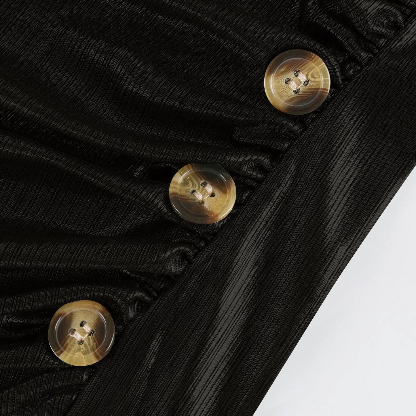 Detalhe de botão em mini vestido sexy preto com tecido texturizado para um look moderno