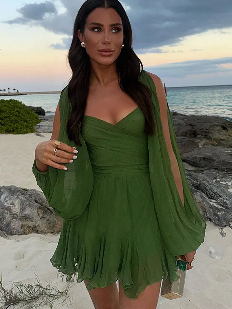 Mini vestido sexy elegante em verde com mangas fluidas, ideal para eventos ao ar livre.
