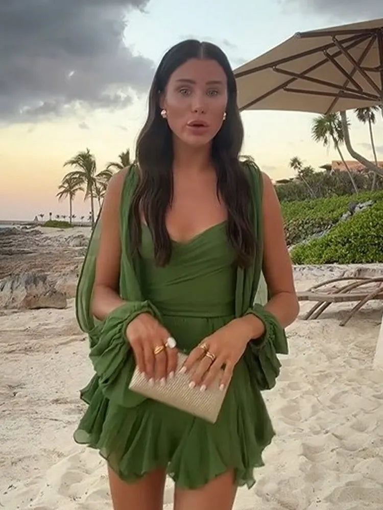 Mini vestido sexy elegante em verde, ideal para eventos à beira-mar com estilo sofisticado.