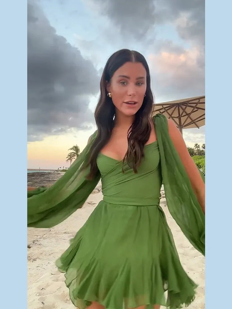 Mini vestido sexy elegante verde com mangas fluídas, ideal para eventos ao ar livre na praia