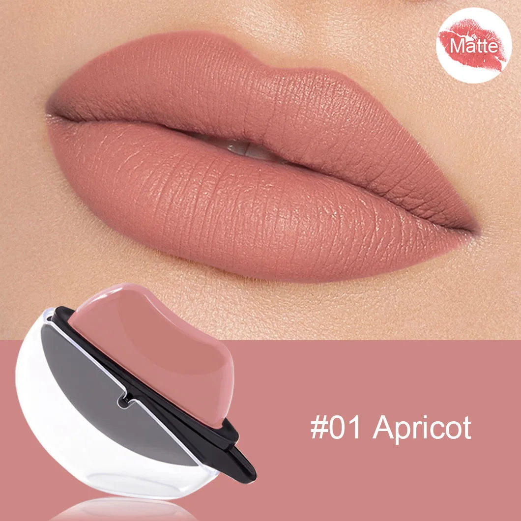 Batom multicolorido duradouro em tom Apricot com acabamento matte e aplicação fácil