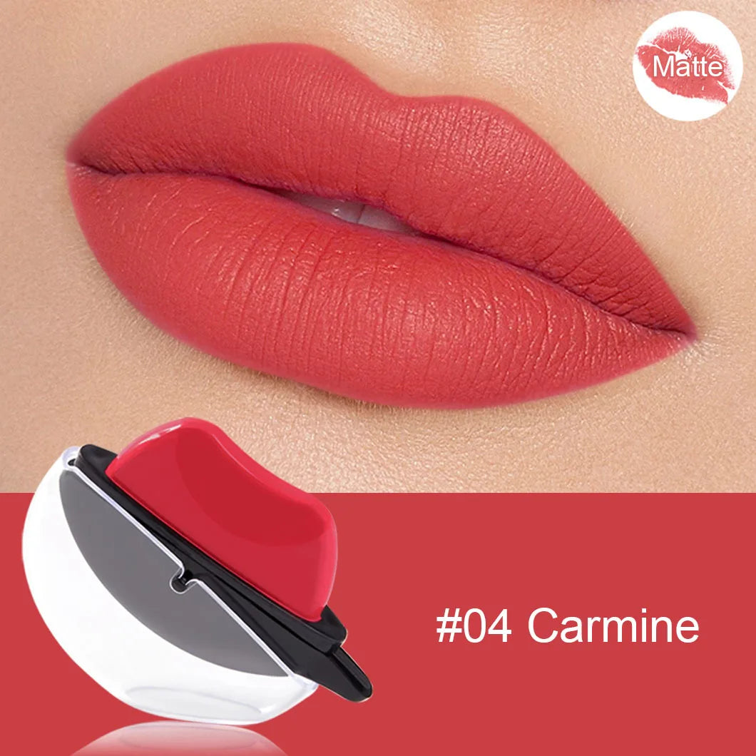 Batom multicolorido duradouro em coral, embalagem moderna com textura matte e acabamento perfeito.