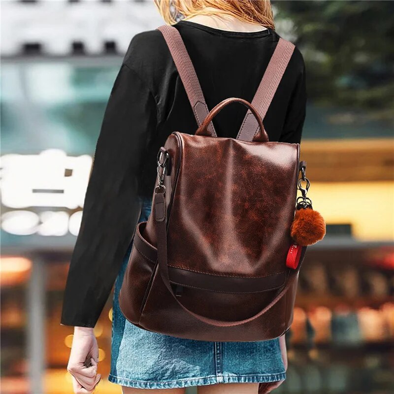 Mochila feminina de couro PU marrom com alças ajustáveis e detalhes modernos para o dia a dia